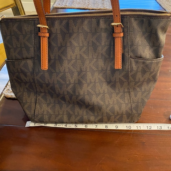 Micheal Kors purse - Picture 3 of 5